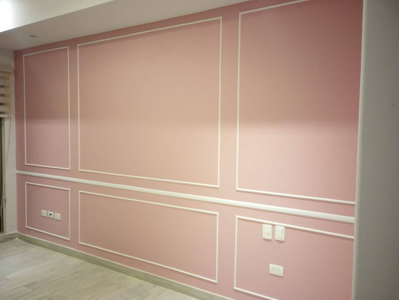 Moldura decorativa de panel en recámara color rosa, Hermosillo Sonora