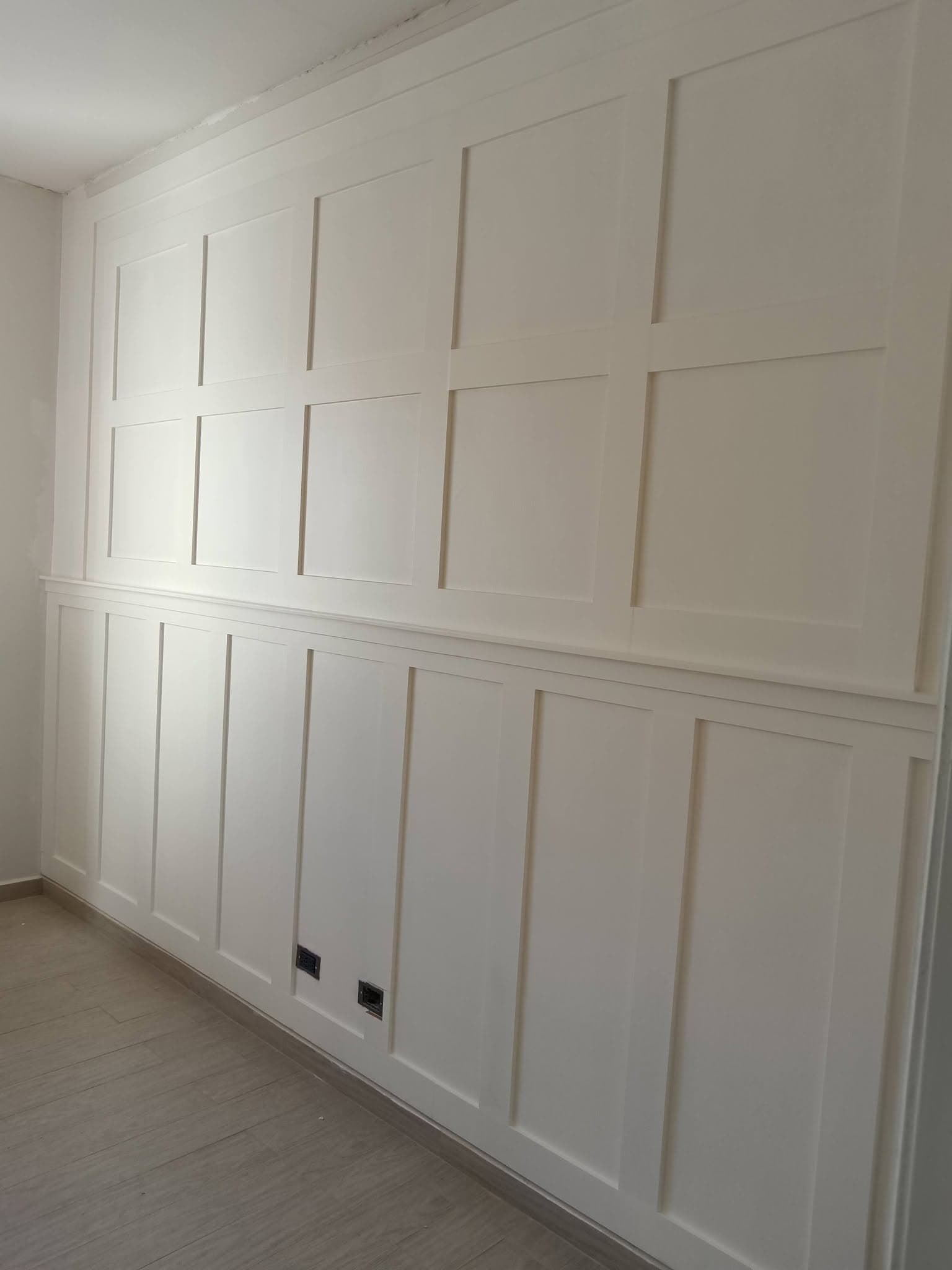 Moldura de panel clásico en pasillo residencial, Hermosillo Sonora