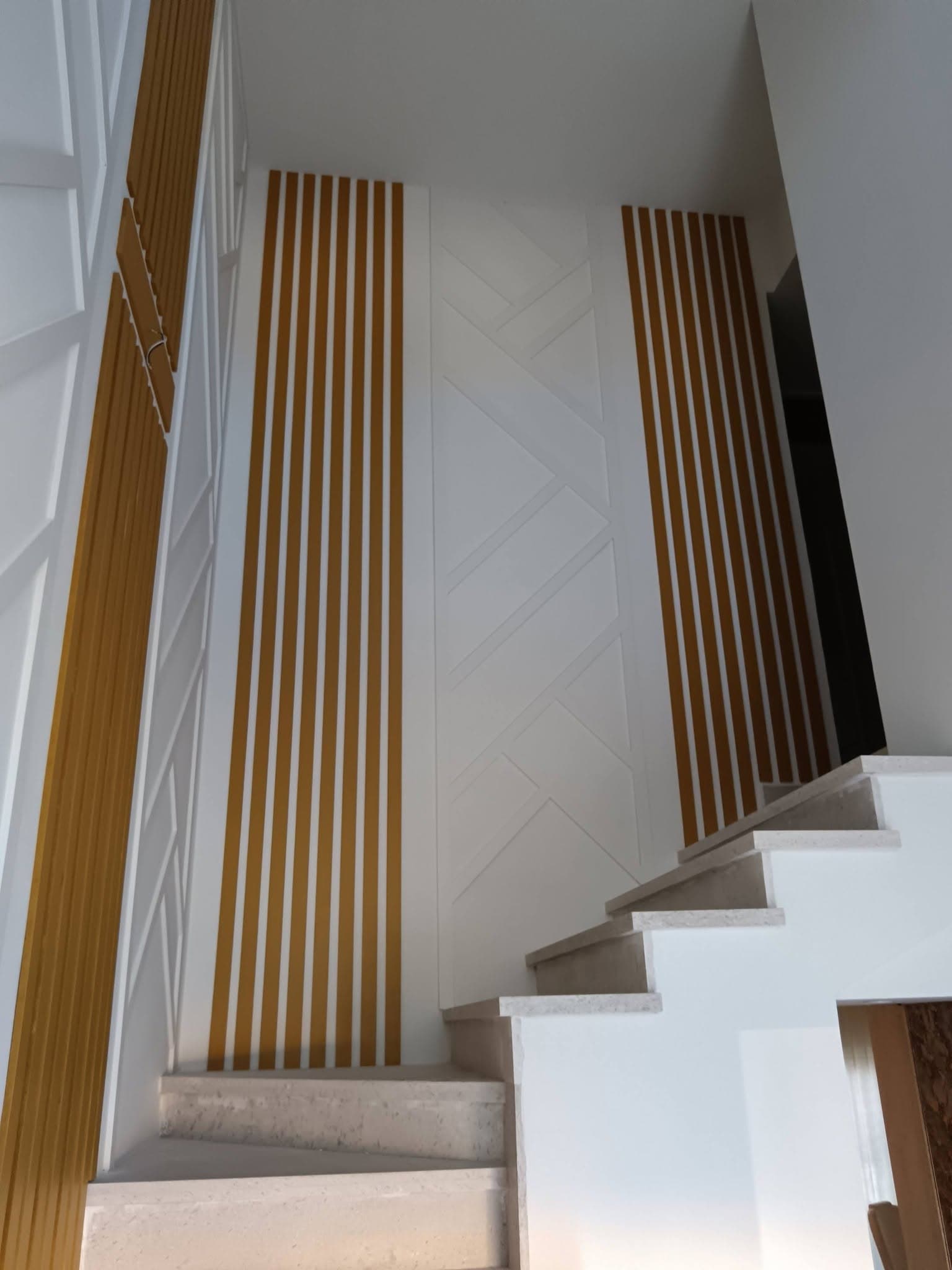 Celosía decorativa de madera junto a moldura geométrica en escalera, Hermosillo Sonora