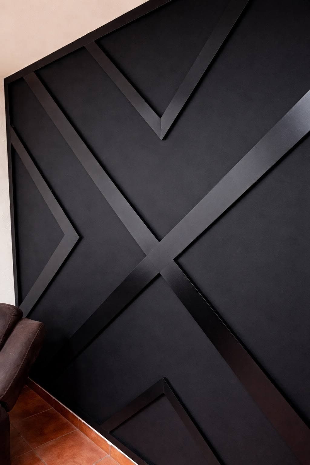 Moldura decorativa en muro negro mate con patrón geométrico, Hermosillo Sonora