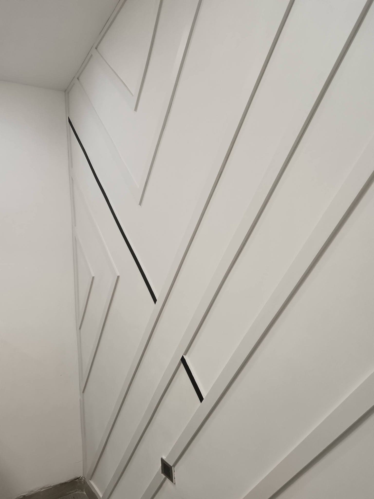 Detalle de moldura decorativa blanca con inserciones negras, Hermosillo Sonora