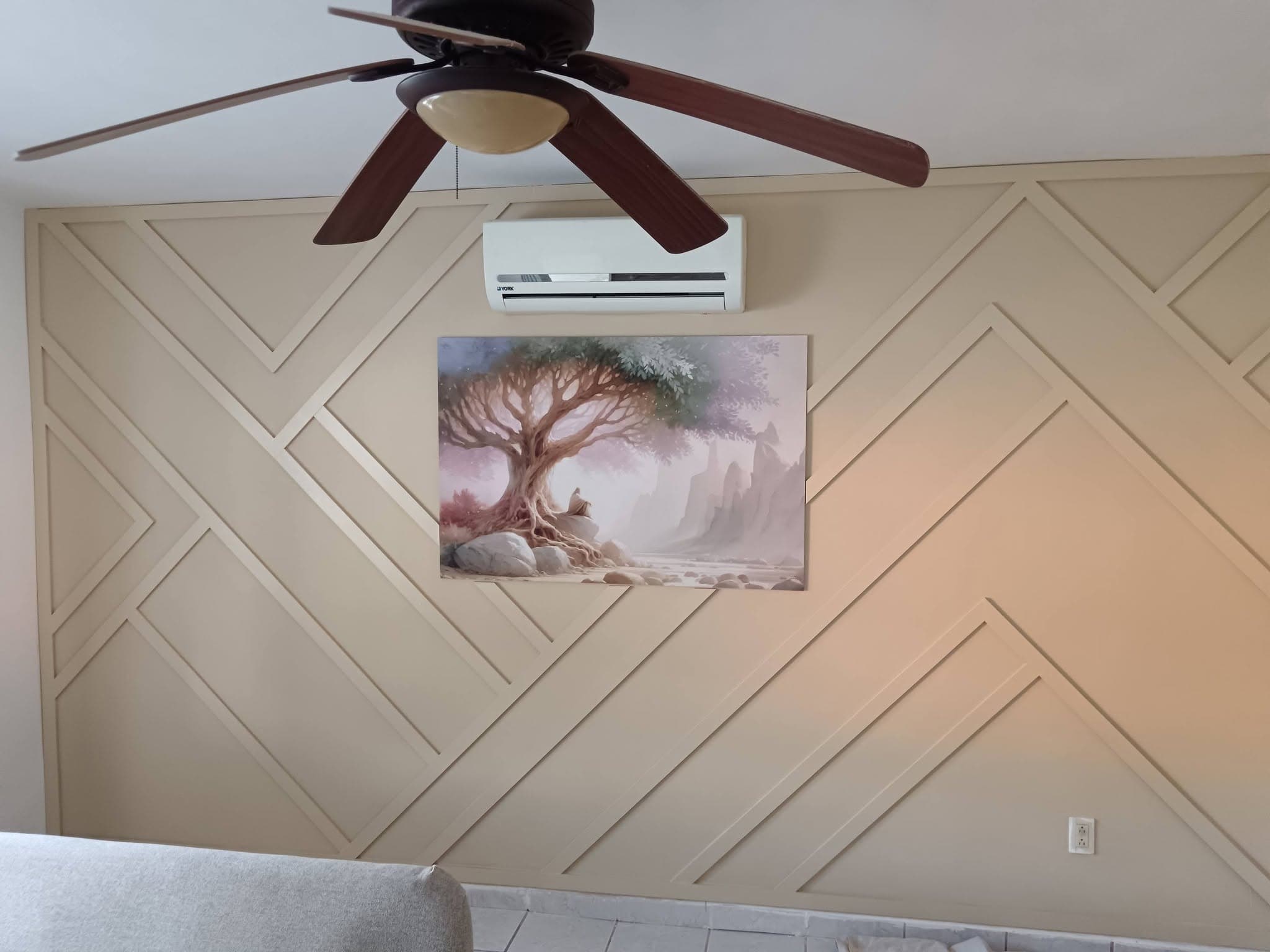 Moldura decorativa en sala con acabado color arena, Hermosillo Sonora