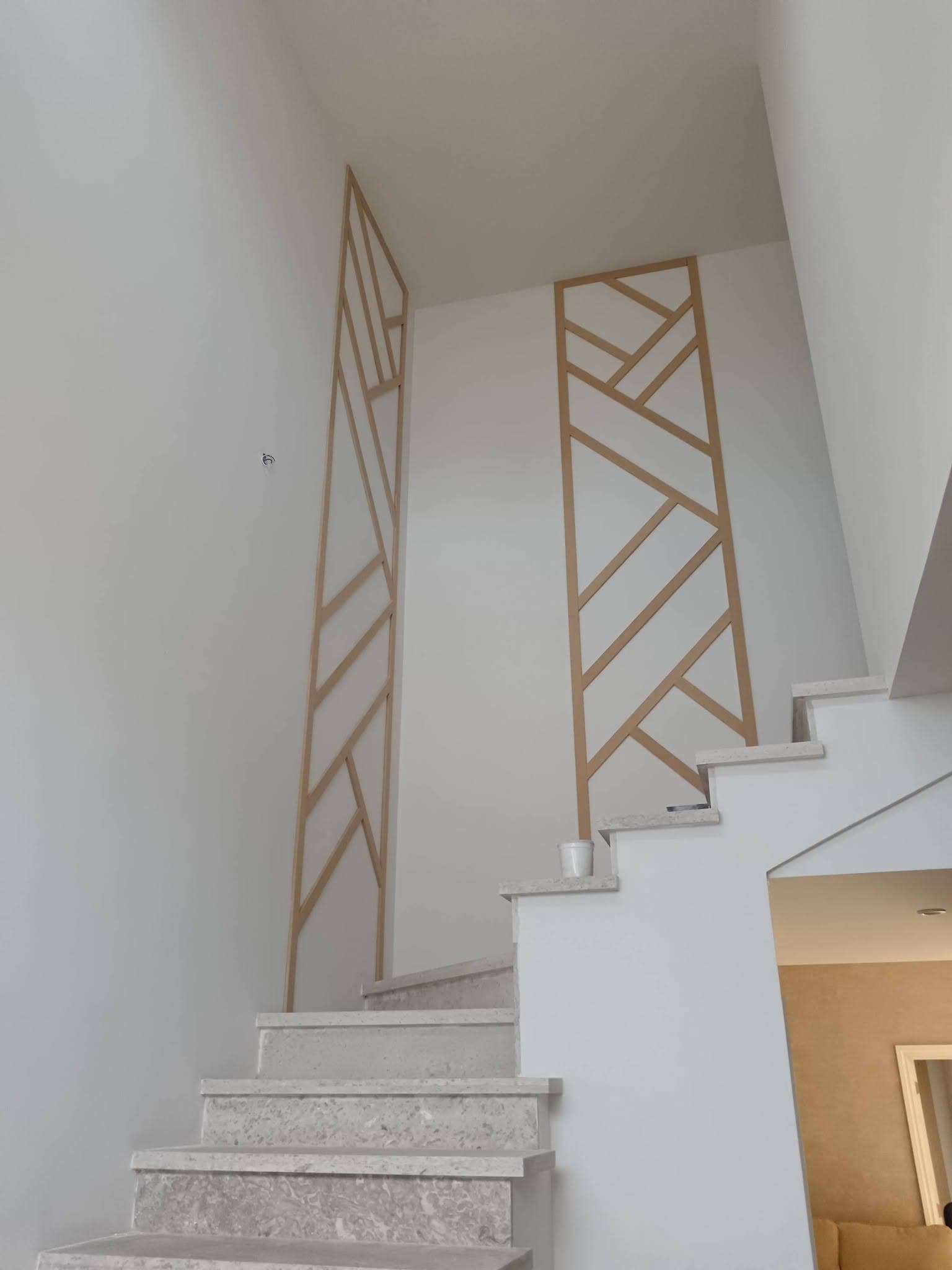 Celosía decorativa de madera tipo lattice en cubo de escalera, proyecto de Contraste en Hermosillo Sonora