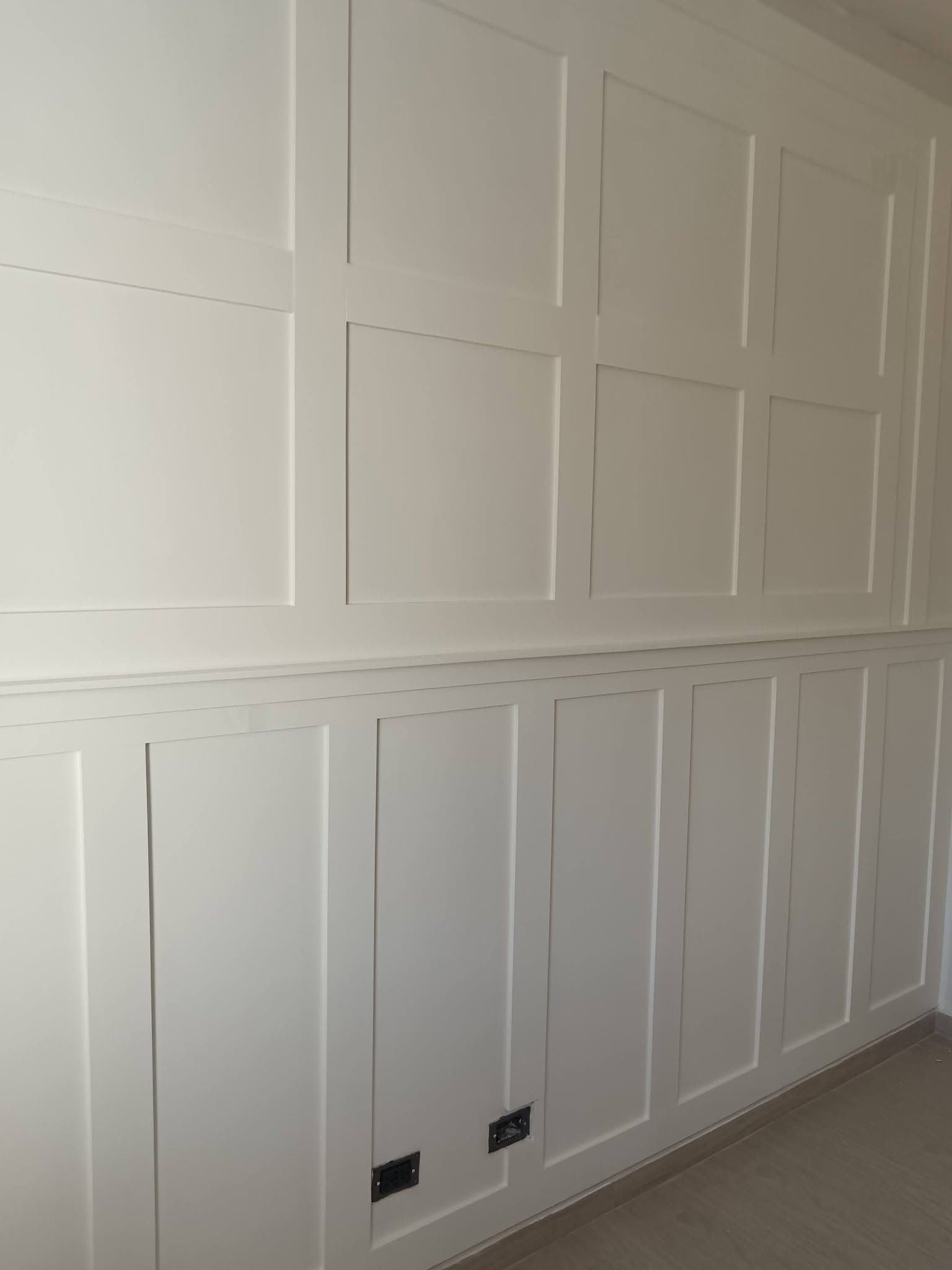 Moldura decorativa de panel clásico en muro blanco, proyecto de Contraste en Hermosillo Sonora